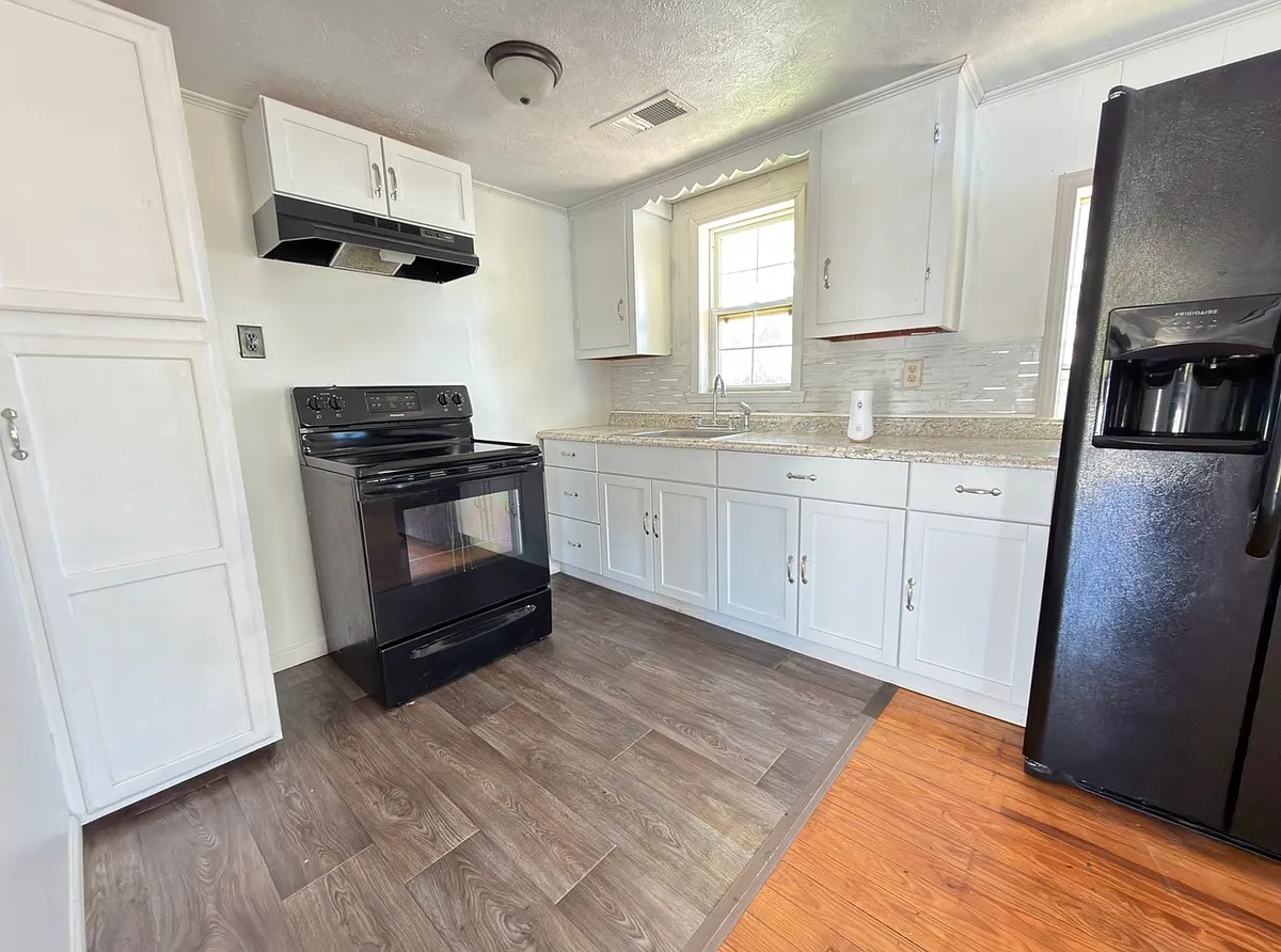 Building Photo - 108 Miller Ave #2