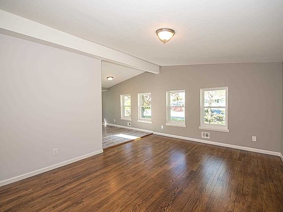 5th image of 19 Kayron Dr
