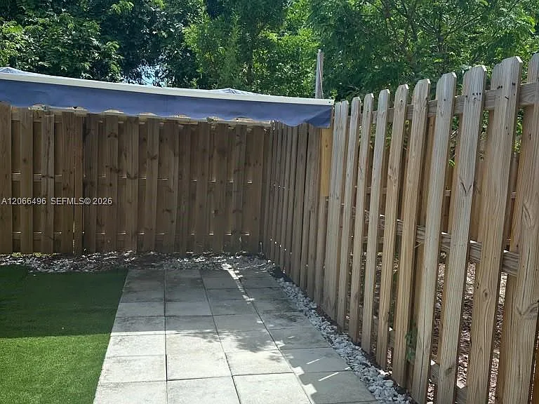 390 NE 12th St — Photo 27
