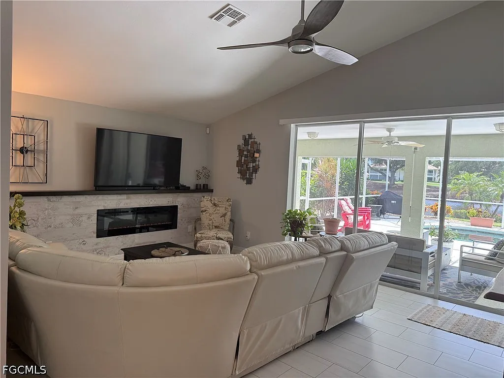 2 bed, 2.0 bath, 1513 sqft, $5,500 — Photo 2