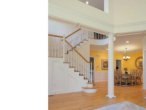 5th image of 111 Saint Clair Ct