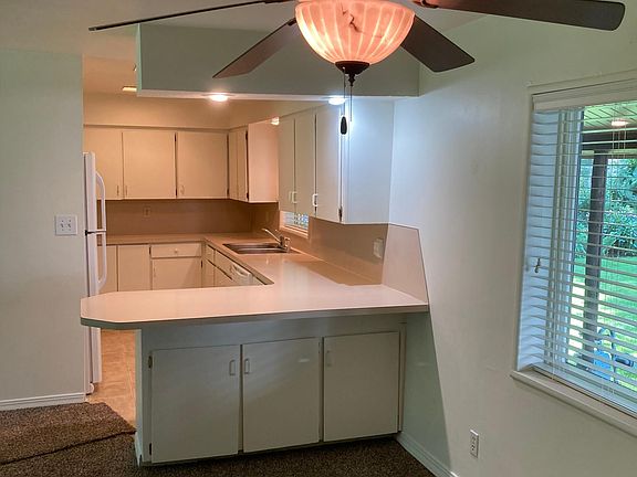 3rd image of 606 E 52nd St