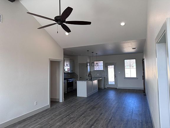 5th image of 607 Holly St