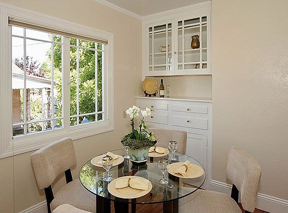 Cheerful dining room with built-ins