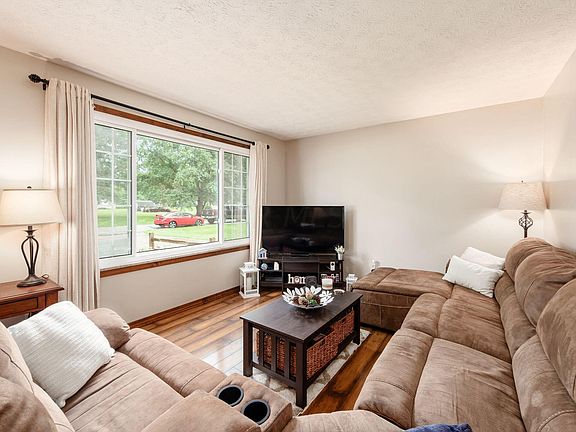 3rd image of 7881 Jennette Dr