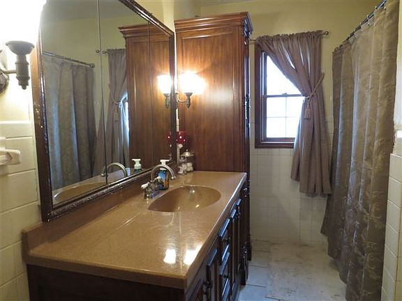 5th image of 202 W Burke Ave