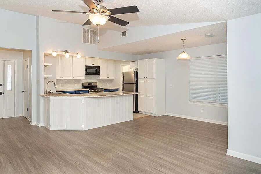 3 bed, 2.0 bath, 1276 sqft, $2,100 — Photo 3