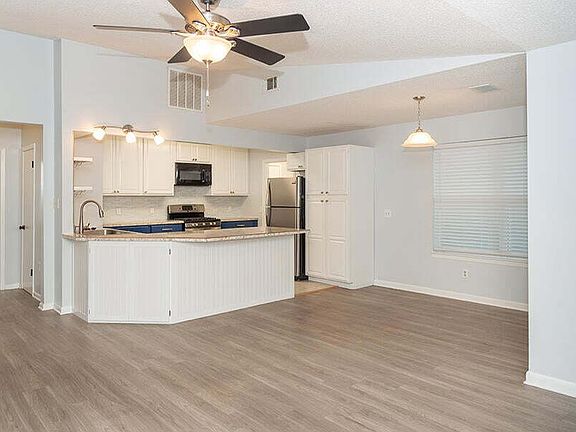 3rd image of 511 Woodland Park Cir