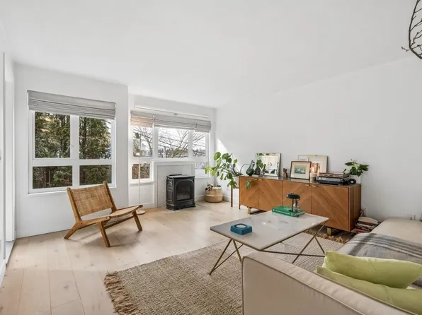 1330 Graveley St #205, Vancouver, BC V5L 3A2