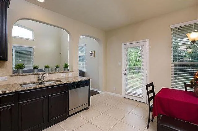 1512 Sugarberry Ln — Photo 2