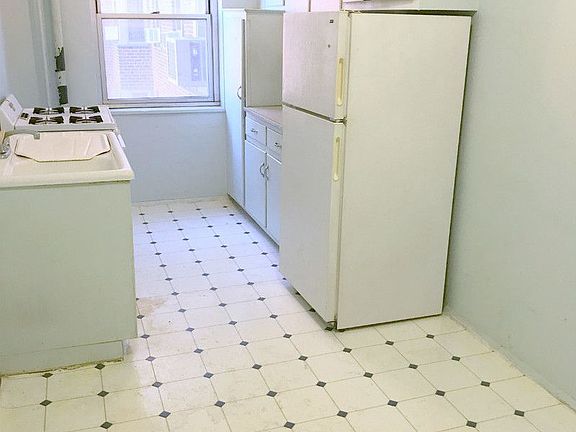 3rd image of 530 Grand St APT E8b