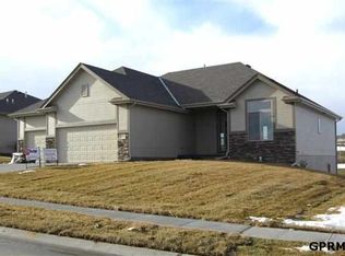6764 Ridgewood Dr, Papillion, NE 68133