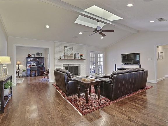 4th image of 537 Oakcrest Dr
