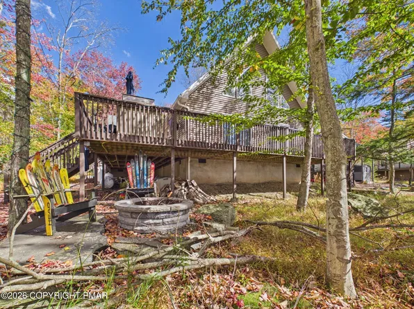 286 N Arrow Dr, Pocono Lake, PA 18347