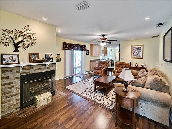 3rd image of 404 Woodview Dr