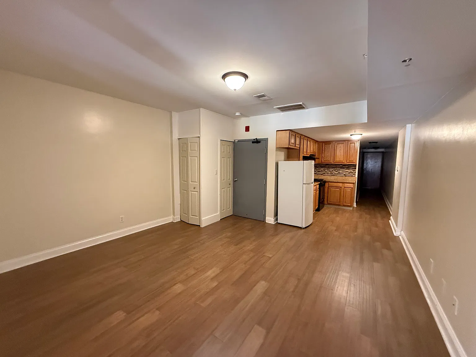 3 bed, 1200 sqft, $2,100 — Photo 3