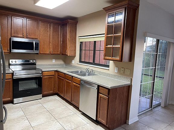 4th image of 1011 Tullamore Dr