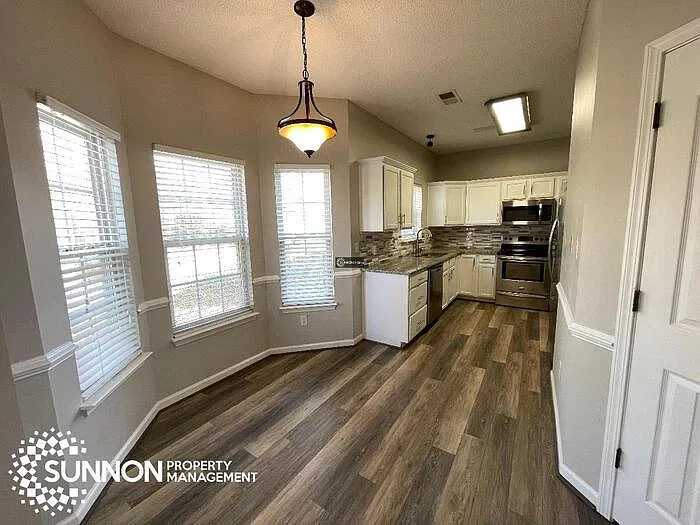 3 bed, 2.5 bath, 1563 sqft, $2,050 — Photo 3