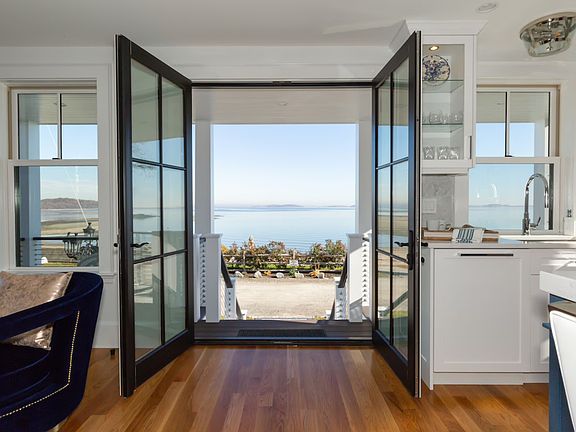 Welcome to Bayside Jewel! Come enjoy this beautiful scenic ocean view!