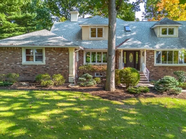 10 Skyline Dr, North Caldwell Boro, NJ 07006