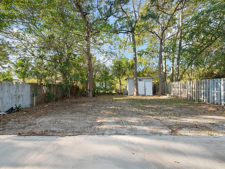 836 SW 13th Ct — Photo 14