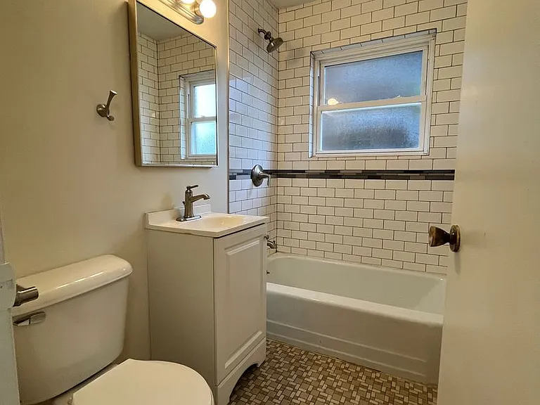 3020 W Fardale Ave — Photo 9