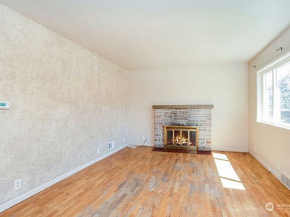 4th image of 315 E Chestnut Street