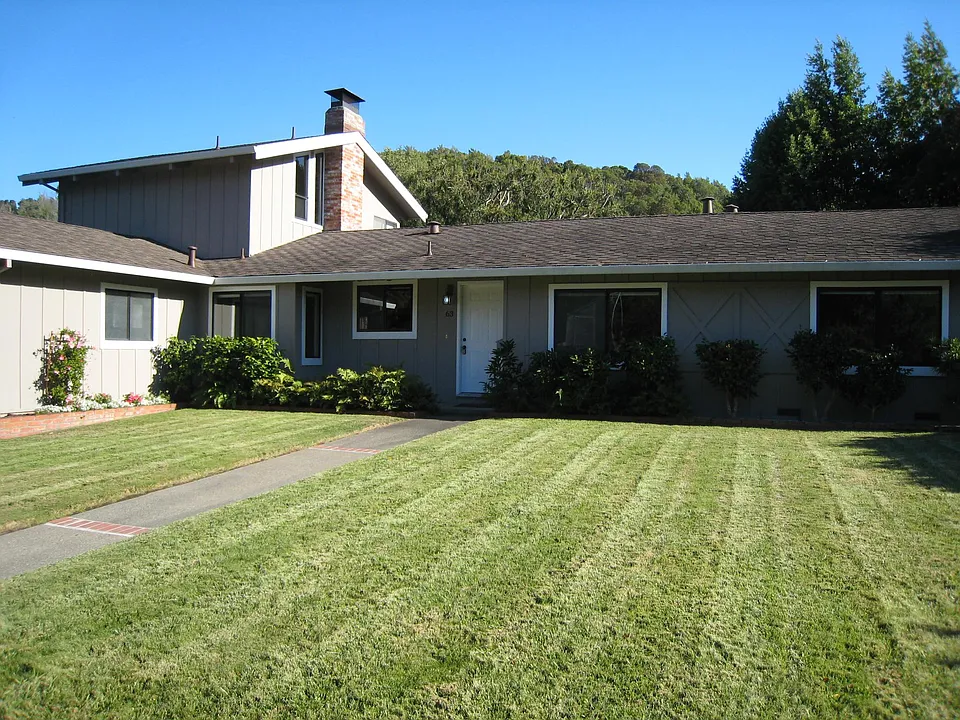 63 Robinhood Dr