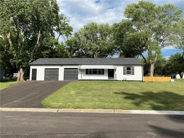 13315 10th St, Grandview, MO 64030