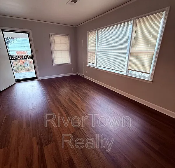 1454 Delano Ave — Photo 9