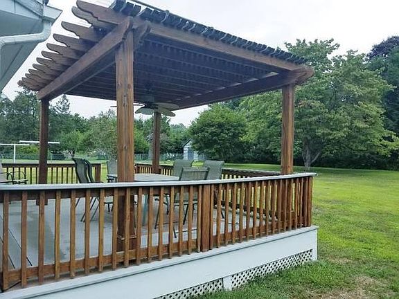 Covered deck with ceiling fan/light