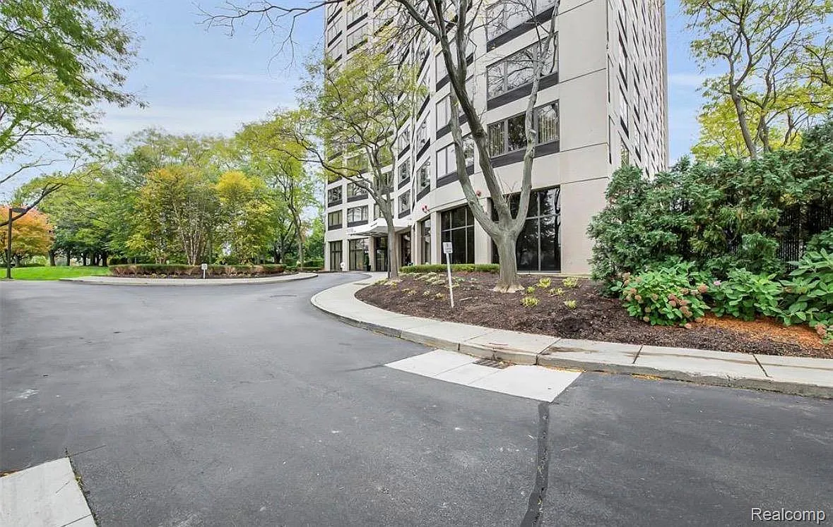 1 bed, 900 sqft, $1,695 — Photo 1