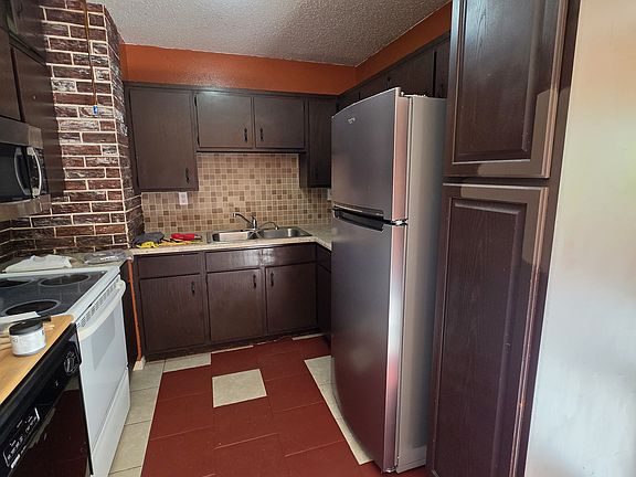 3rd image of 323 Carr St