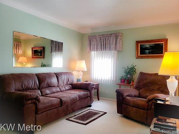 3rd image of 611 E Mapledale Ave
