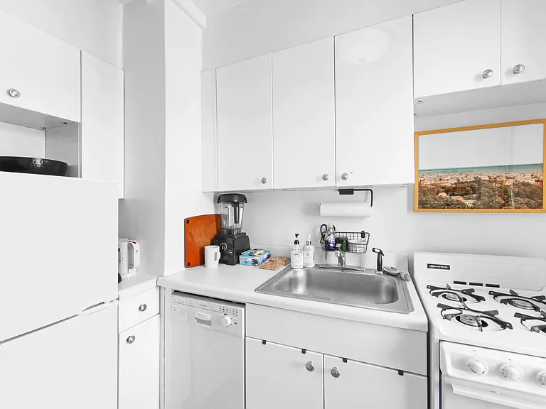 299 W 12th St #9L — Photo 5