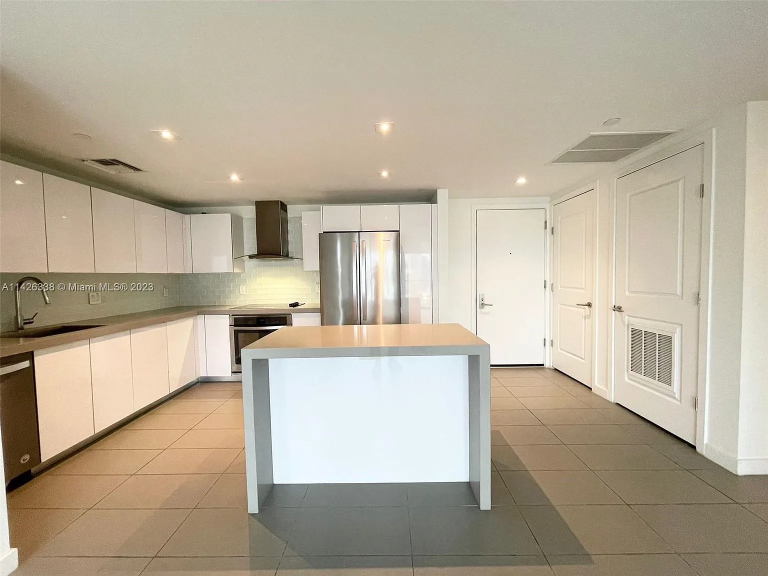 2 bed, 1100 sqft, $3,750 — Photo 2