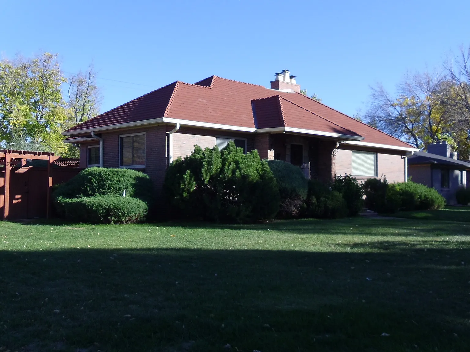 2580 N Monaco Pkwy — Photo 1