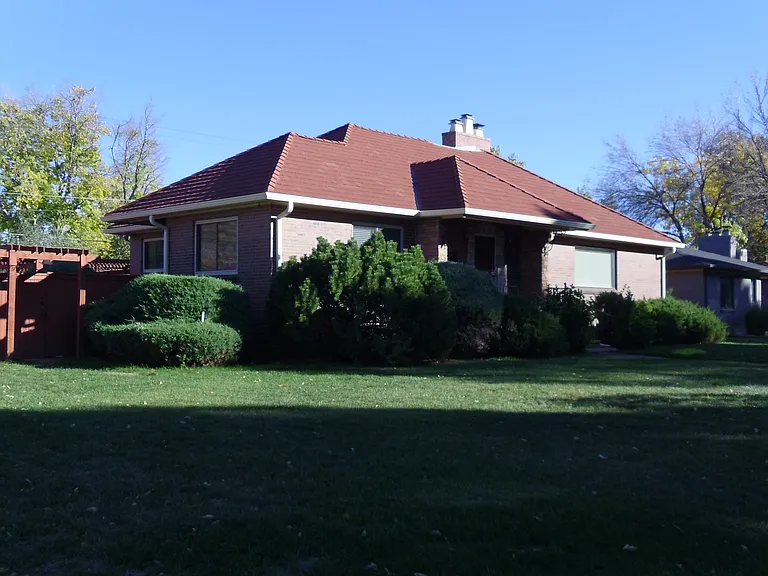 2580 N Monaco Pkwy #1 — Photo 1