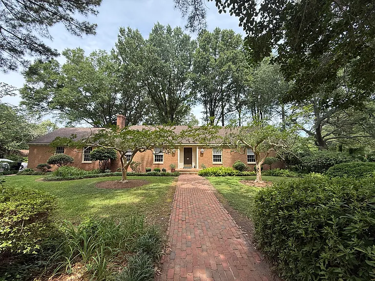 1929 Lynn Cove Ln — Photo 2