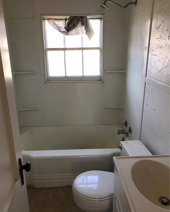 2nd image of 904 W Congress St
