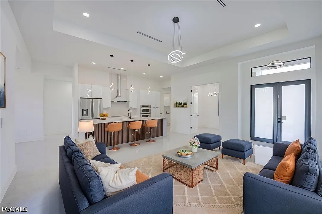 3 bed, 2.0 bath, 1811 sqft, $2,100 — Photo 2