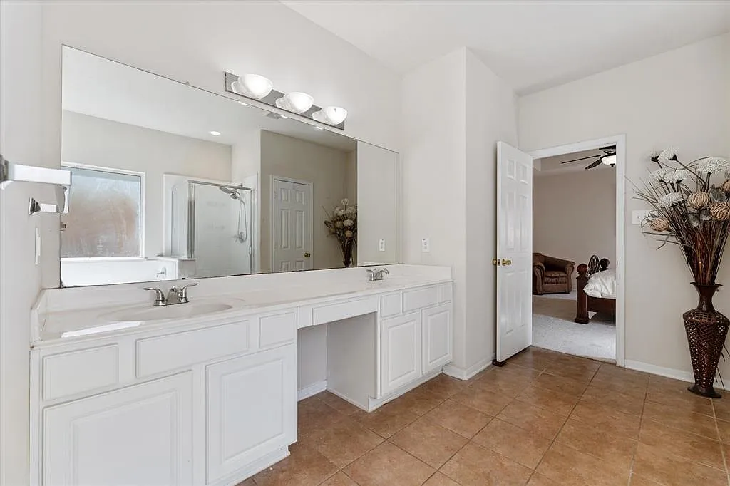 4 bed, 2.5 bath, 3141 sqft, $2,500 — Photo 2