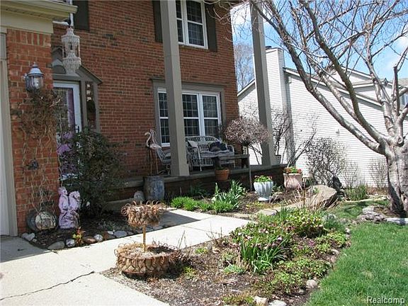 3rd image of 859 Laurel Ln