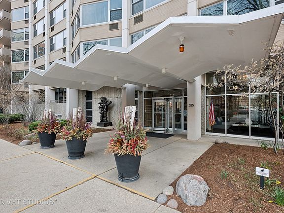 3rd image of 555 W Cornelia Ave APT 1310