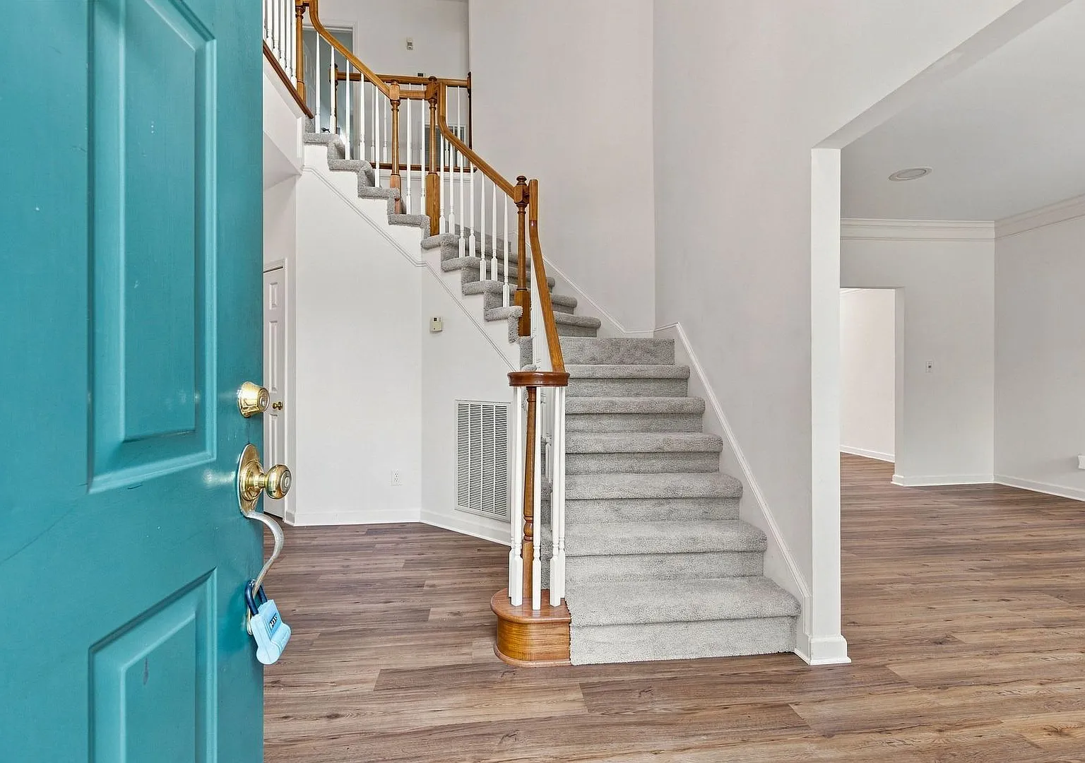 Super location, cul-de-sac lot, 3-car garage! — Photo 3