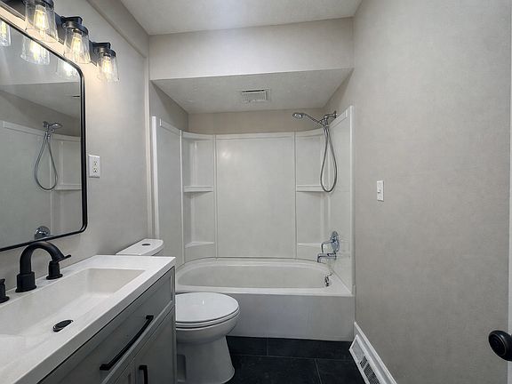 5th image of 37658 Lakeshore Blvd #3