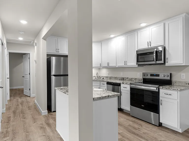 Sherman Square Apartments — Photo 24