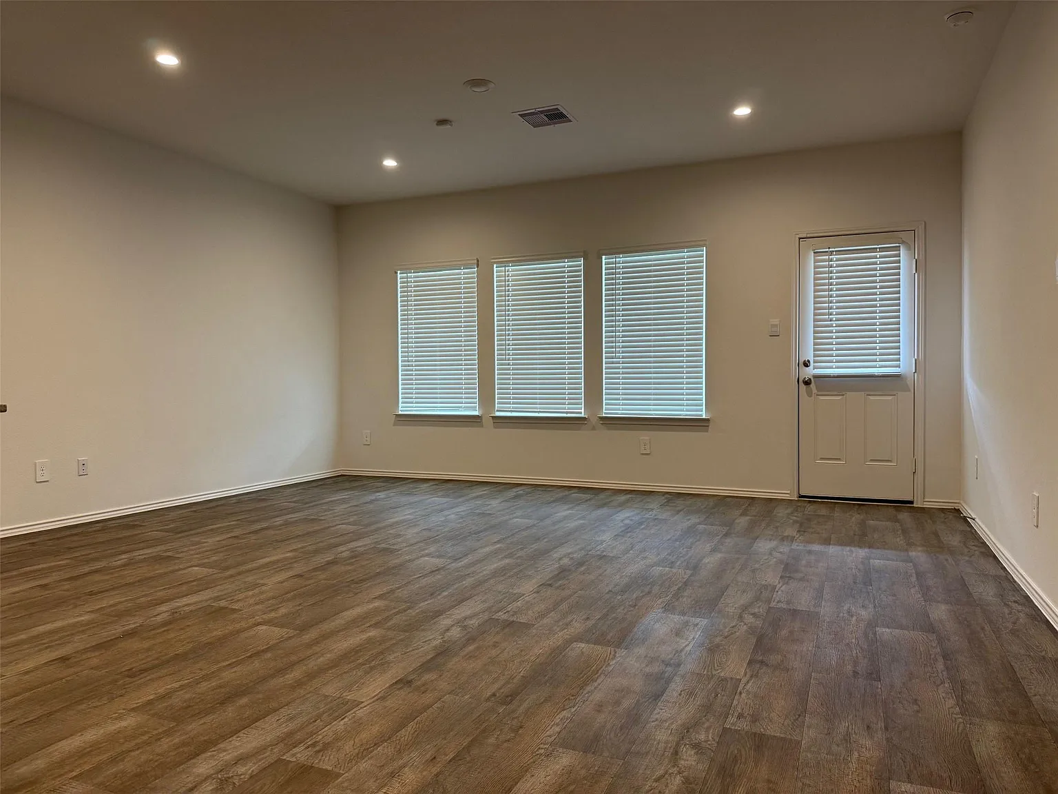 4 bed, 3.0 bath, 2251 sqft, $2,260 — Photo 4