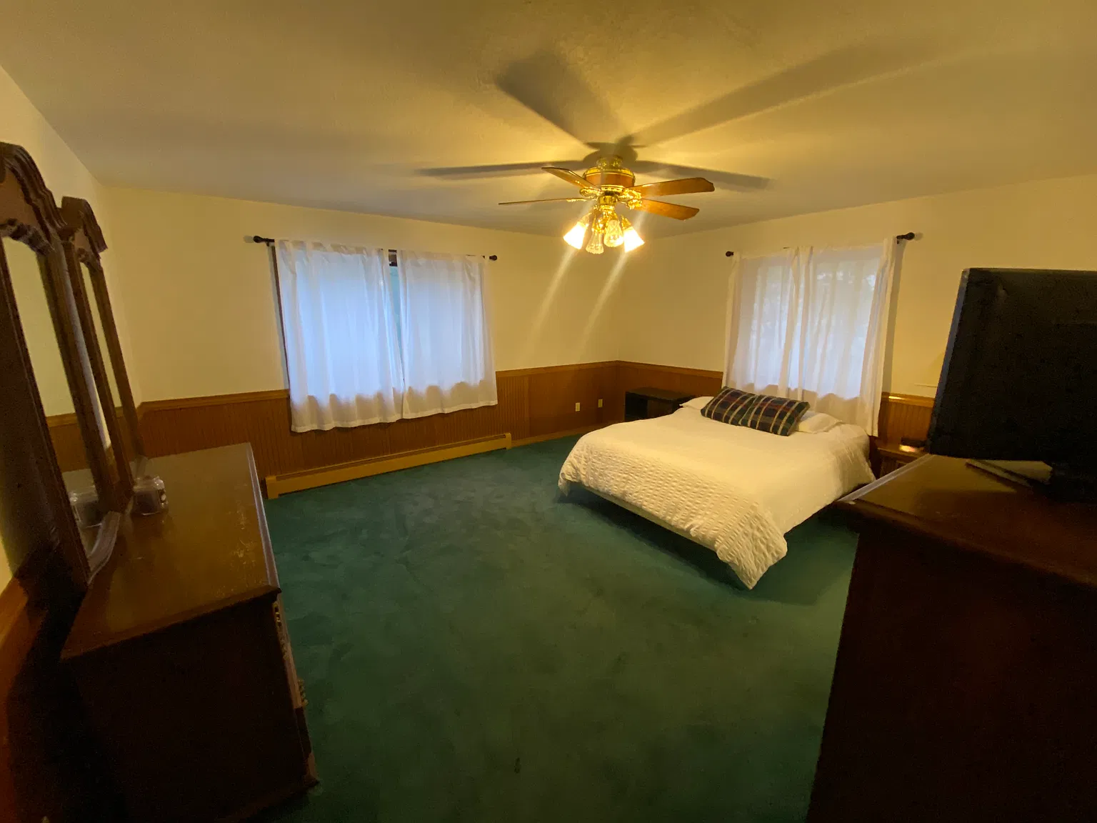 4 bed, 4504 sqft, $1,200 — Photo 1