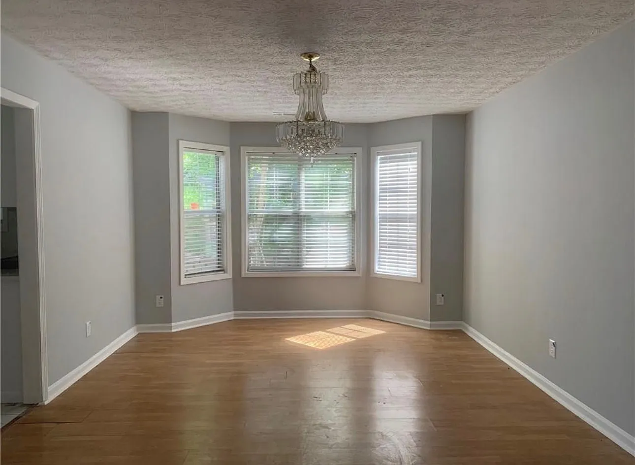 4 bed, 2.5 bath, 2800 sqft, $2,600 — Photo 3